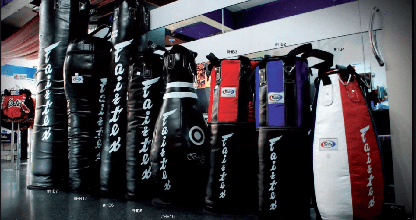Saco de Boxeo Vacio de 120 cm. con Rack , Cadena y Guantes de Boxeo