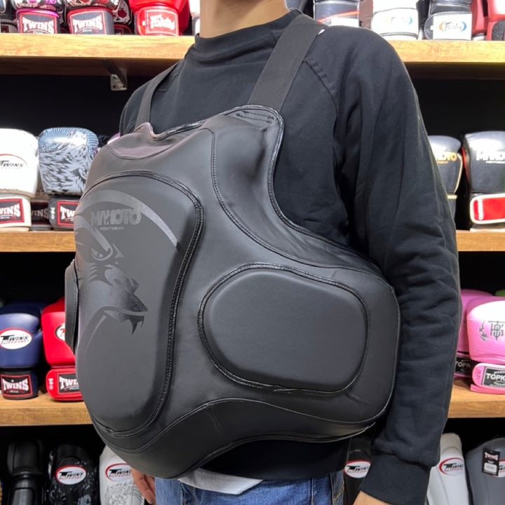 Chaleco de entrenador Makoto M1 Negro Mate - 100%  Poliuretano Premium