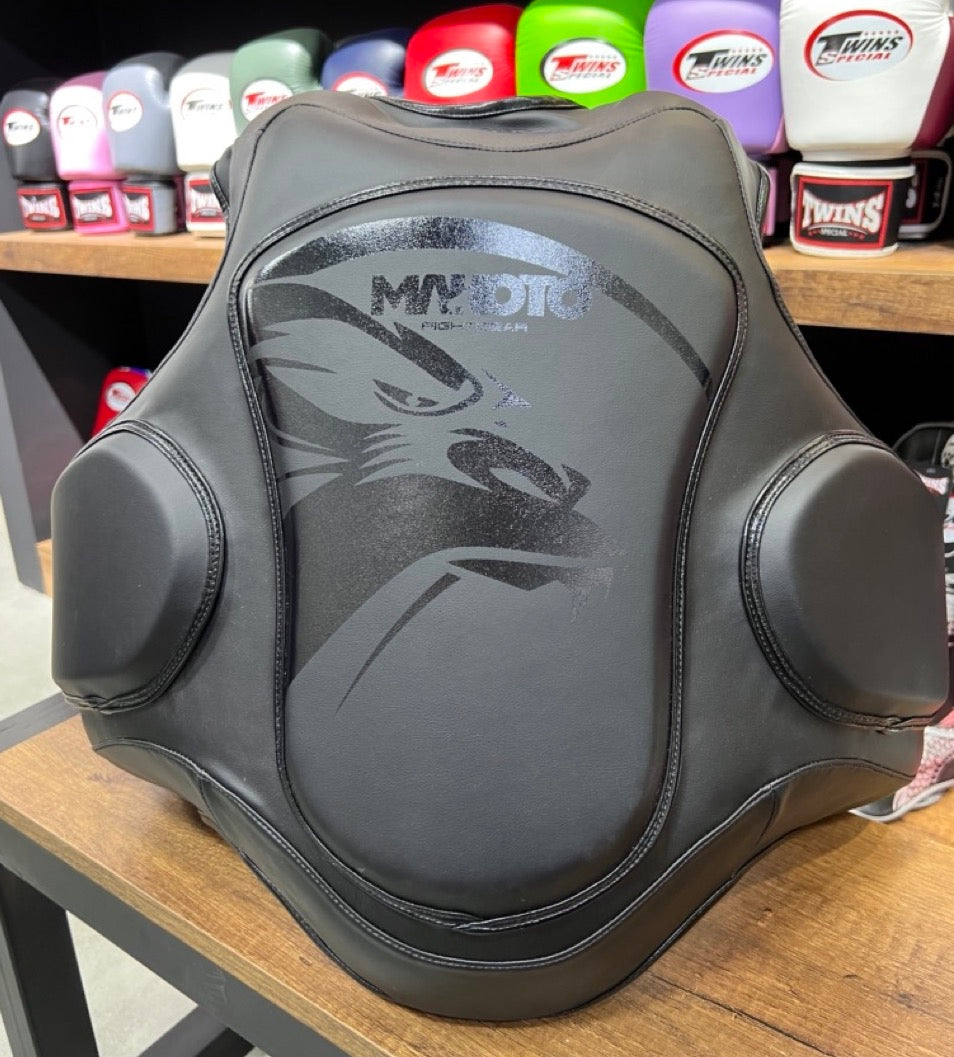 Chaleco de entrenador Makoto M1 Negro Mate - 100%  Poliuretano Premium