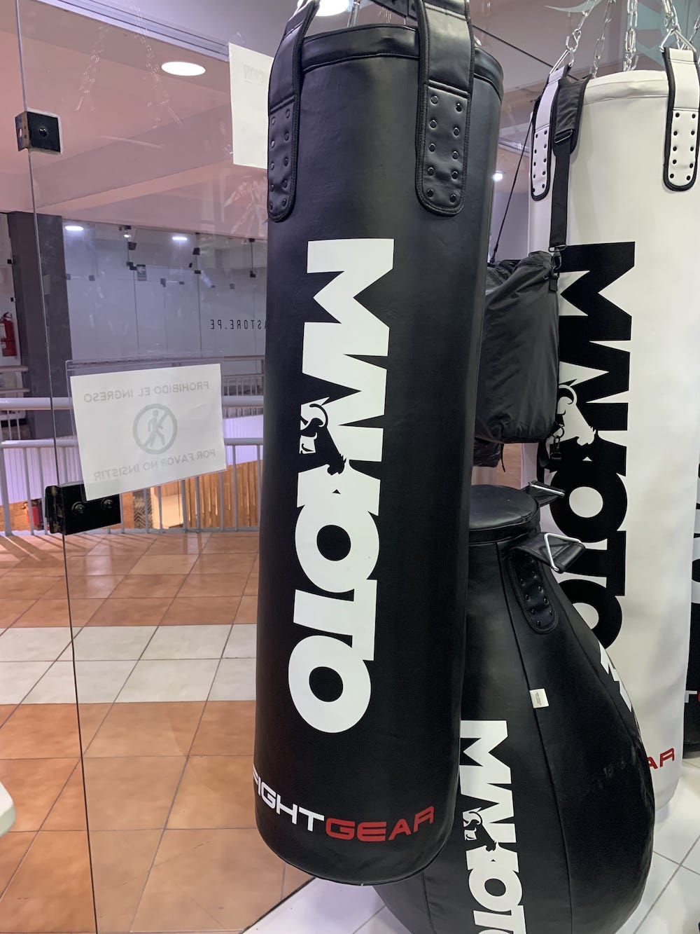 Saco de Boxeo Makoto Banano 1.2m Pro - 100% Poliuretano Premium- Sin Relleno