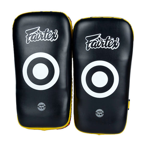 Kicking Pads Fairtex Muay Thai - Negro/Amarillo - 100% Cuero - Tamaño Standard - MMA Store Peru