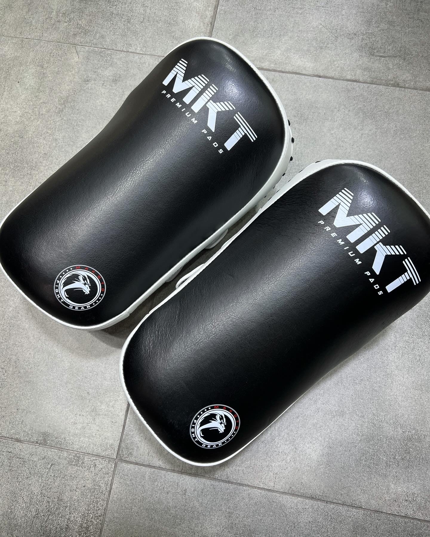 Kicking Pads para Muay Thai Makoto Pro Negro - 100% Microfibra Premium