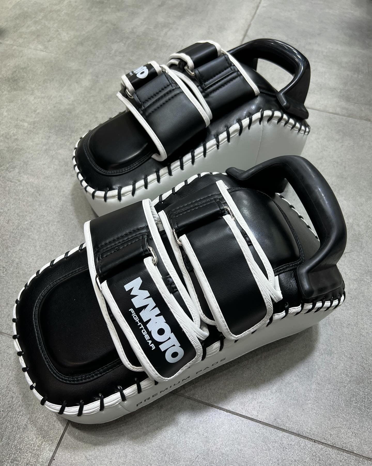 Kicking Pads para Muay Thai Makoto Pro Negro - 100% Microfibra Premium