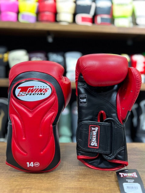 Guantes Twins Special Muay Thai y Boxeo Extended Rojo/Negro - 100% Cuero