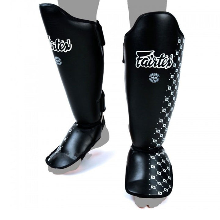 Canilleras Fairtex Muay Thai Negro - 100% Cuero Syntek - MMA Store Peru