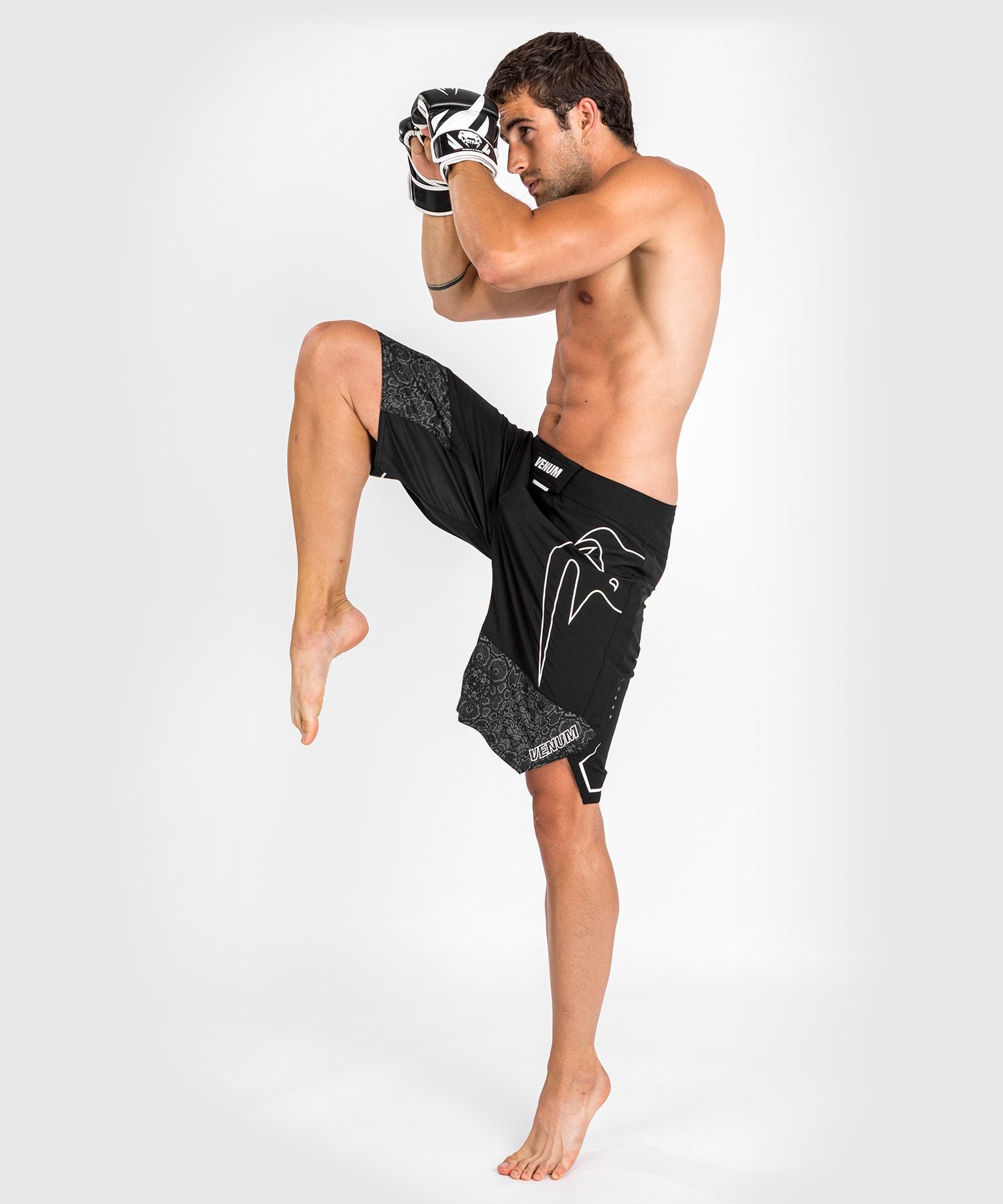 Shorts Venum Light 4.0 Negro/Blanco para MMA, Muay thai, Jiujitsu