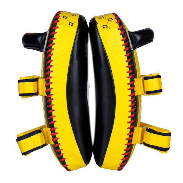 Kicking Pads Fairtex Muay Thai - Negro/Amarillo - 100% Cuero - Tamaño Standard - MMA Store Peru
