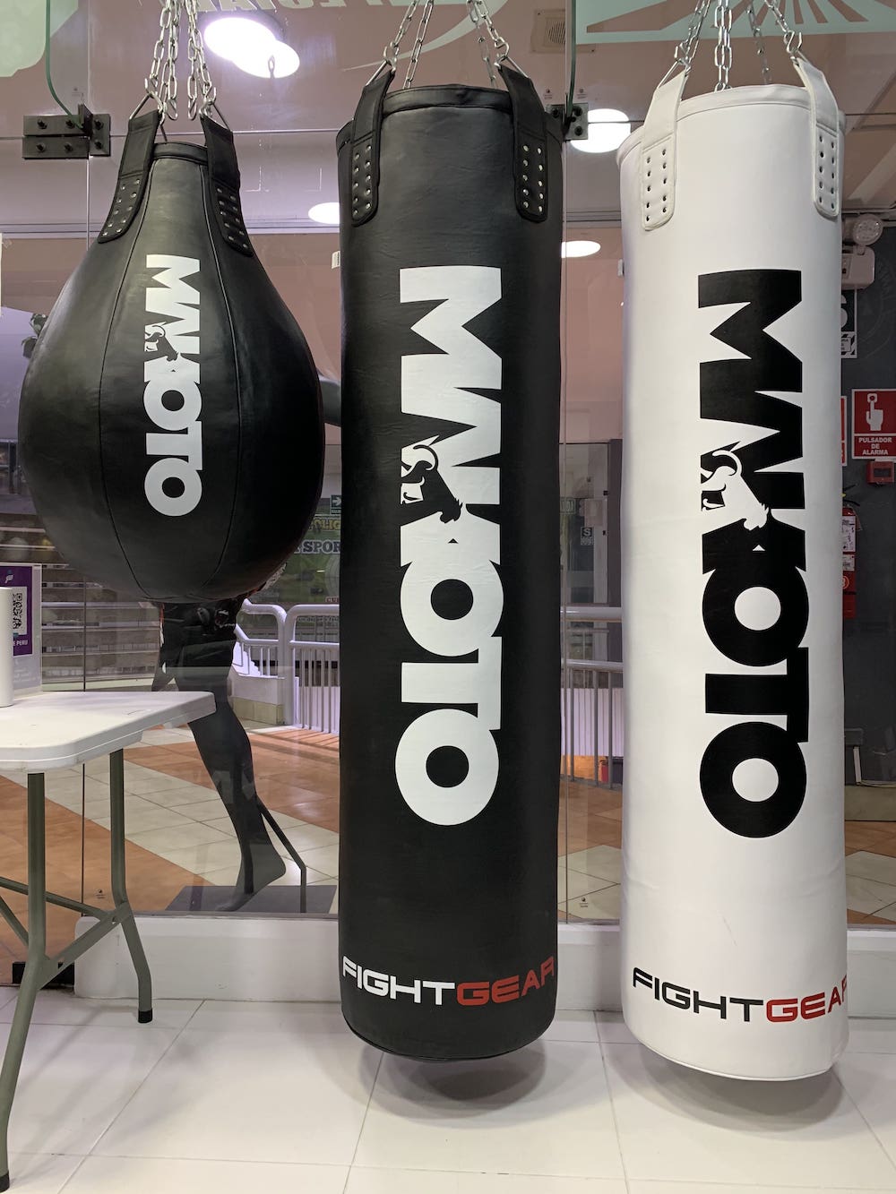 Saco de boxeo Makoto Banano 1.8m Pro Negro-  100% Poliuretano Premium- Sin Relleno